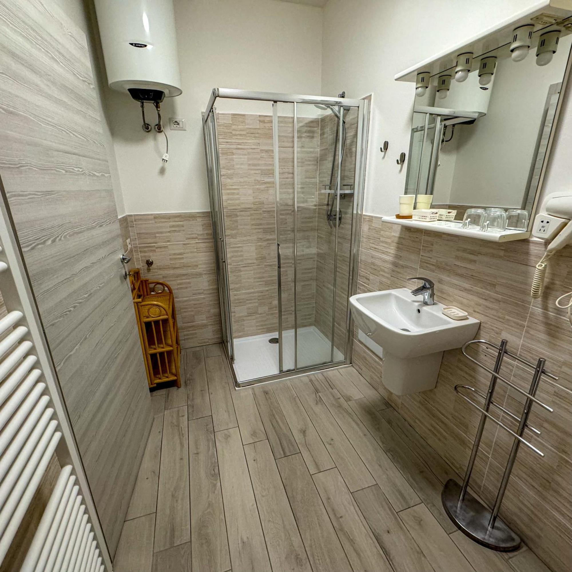 Sg Rooms - Casa Laura Песк'єра-дель-Гарда Екстер'єр фото